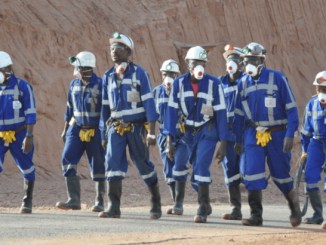 Workers-leaving-after-closure-at-Cominak-Niger-Orano